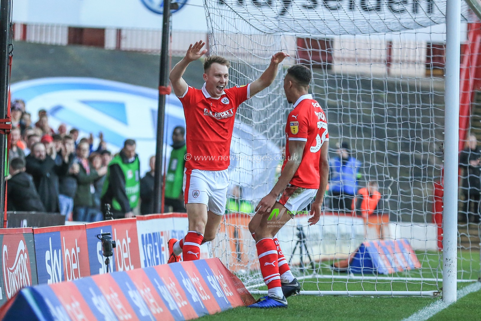 16th February 2019, Oakwell, Barnsley, England; Sky Bet League One, Barnsley vs Wycombe Wanderers ;  Cauley Woodrow (09) of Barnsley celebrates his goal to make it 2-0




Credit: Mark Cosgrove/News Images

English Football League images are subject to DataCo Licence