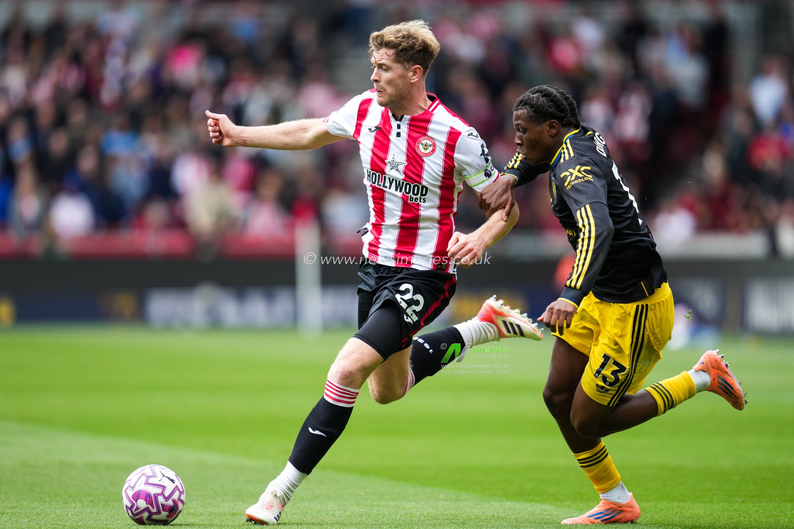 Nathan Collins of Brentford on the ball under pressure from Patrick Dorgu of Manchester United during the Premier League match Brentford vs Manchester United at The Gtech Community Stadium, London, United Kingdom, 27th September 2025

(Photo by Harvey Murphy/News Images)