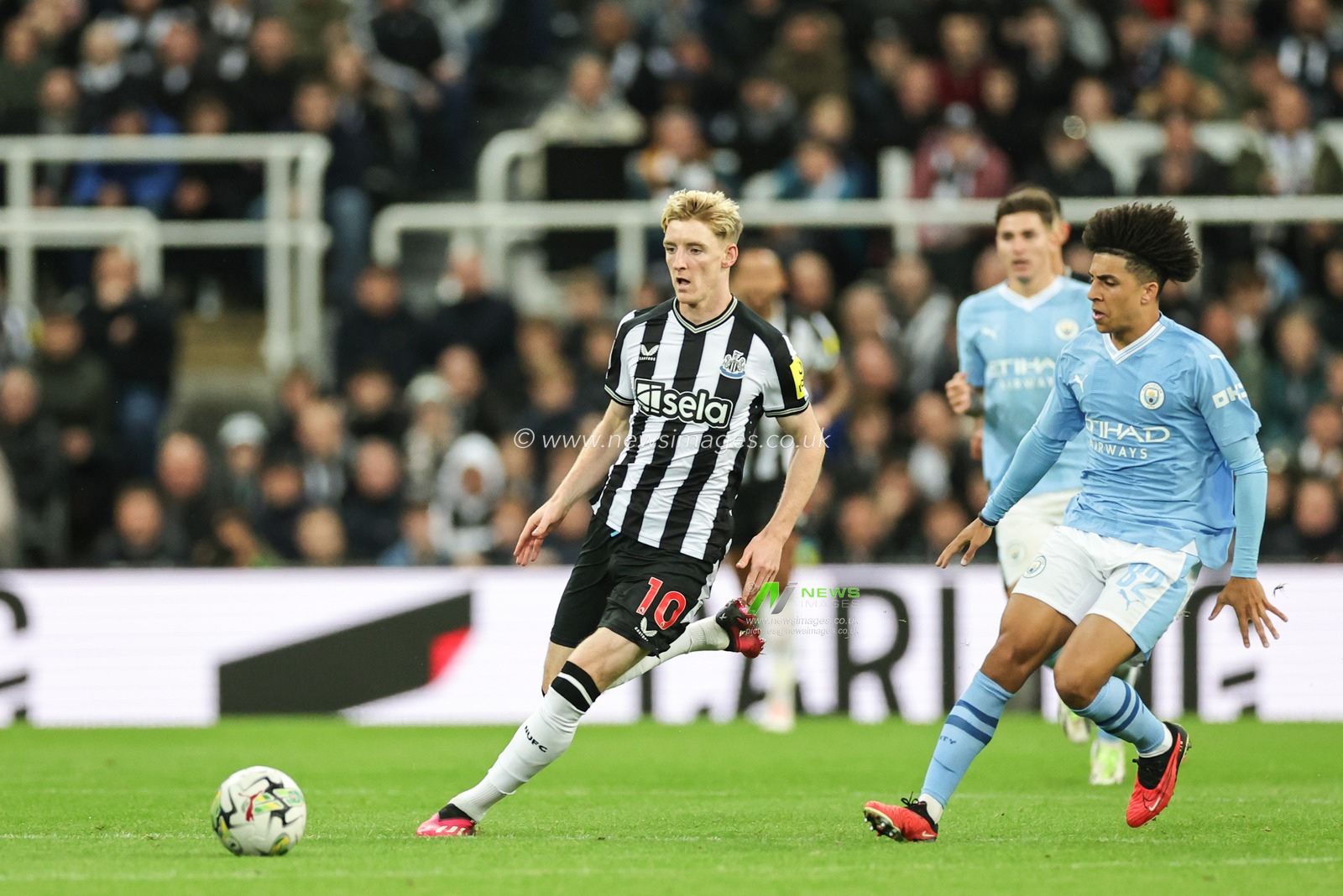 Anthony Gordon #10 of Newcastle United breaks with the ball during the Carabao Cup Third Round match Newcastle United vs Manchester City at St. James's Park, Newcastle, United Kingdom, 27th September 2023

(Photo by Mark Cosgrove/News Images)