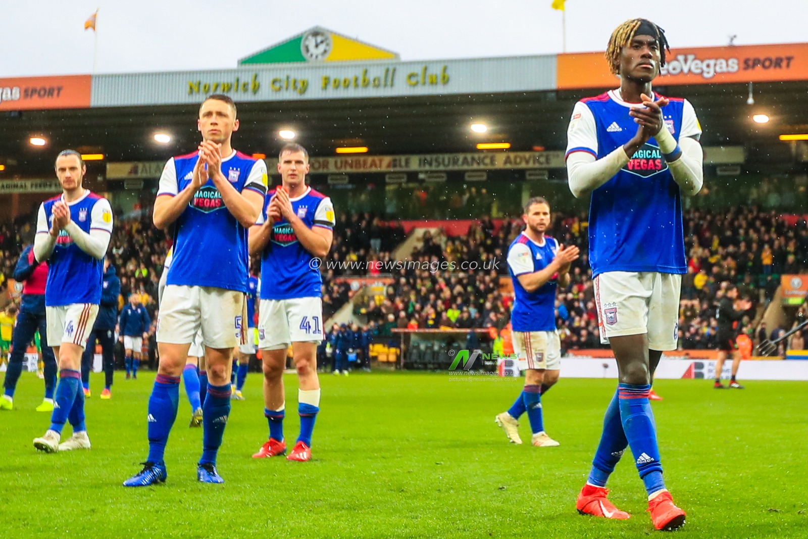 10th February 2019, Carrow Road, Norfolk, England; Sky Bet Championship, Norwich City vs Ipswich Town ;  Ipswich players applaud their fans following the final whistle

Credit: Georgie Kerr/News Images

English Football League images are subject to DataCo Licence