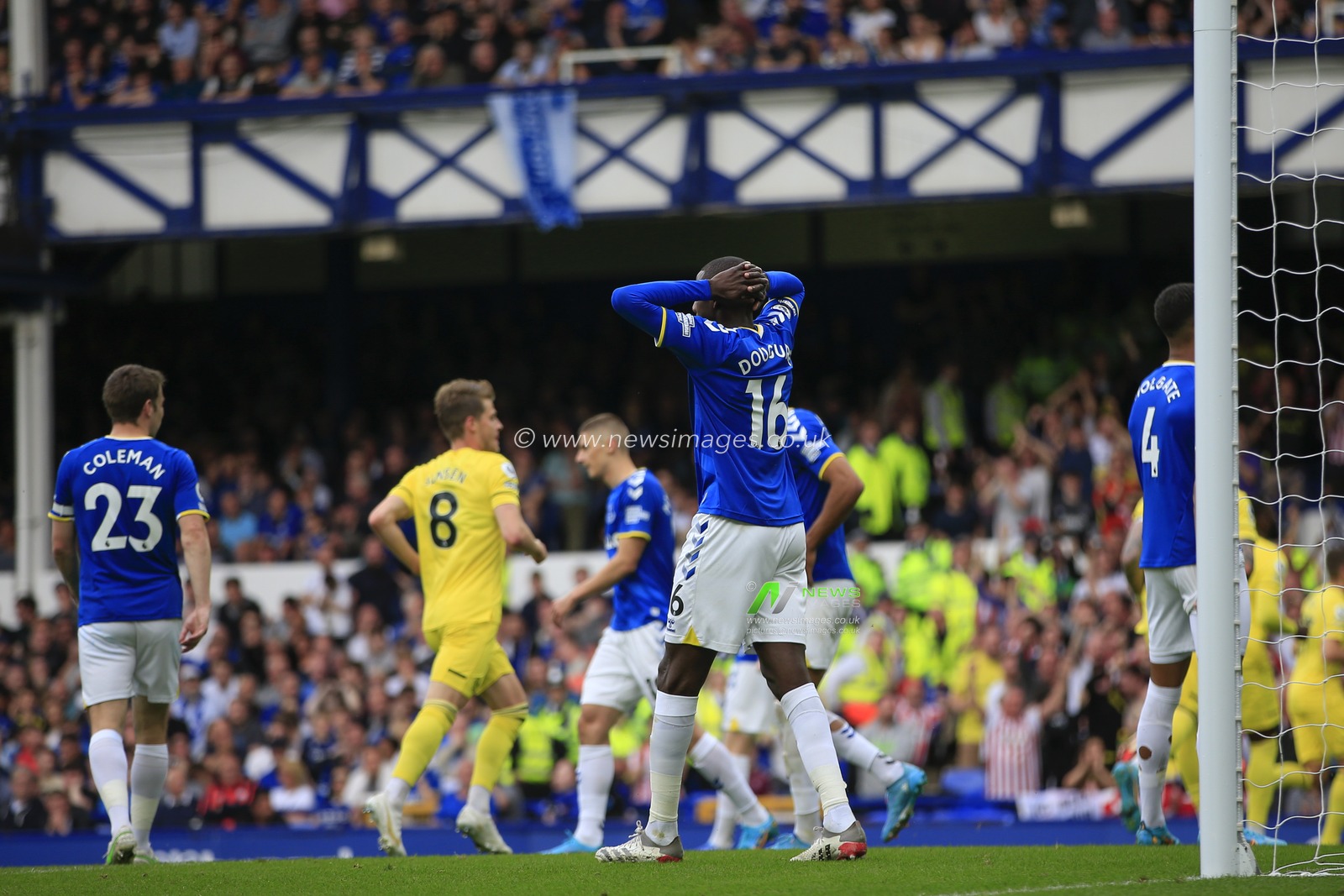 Abdoulaye Doucoure #16 of Everton has his head in his hands as Brentford take a 2-3 lead