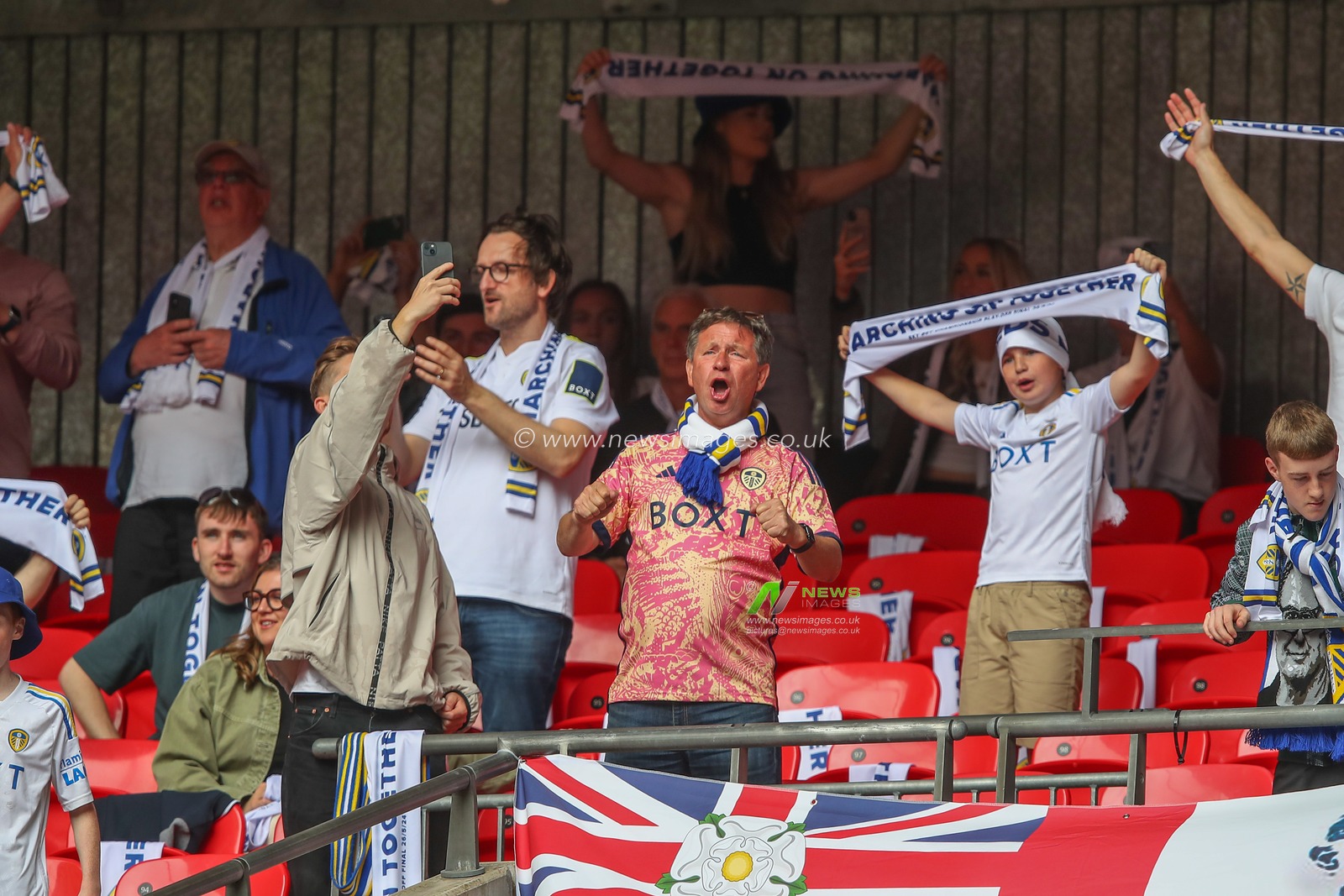 Leeds fans singing before the game during the Sky Bet Championship Play-Off Final match Leeds United vs Southampton at Wembley Stadium, London, United Kingdom, 26th May 2024

(Photo by Gareth Evans/News Images)