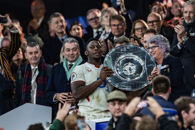 Mario Itoje of England lifts the Hillary Shield during the Quilter Nations Series 2025 match England vs New Zealand at Allianz Stadium, Twickenham, United Kingdom, 15th November 2025

(Photo by Mark Cosgrove/News Images)

*** GER AUT SUI OUT ***