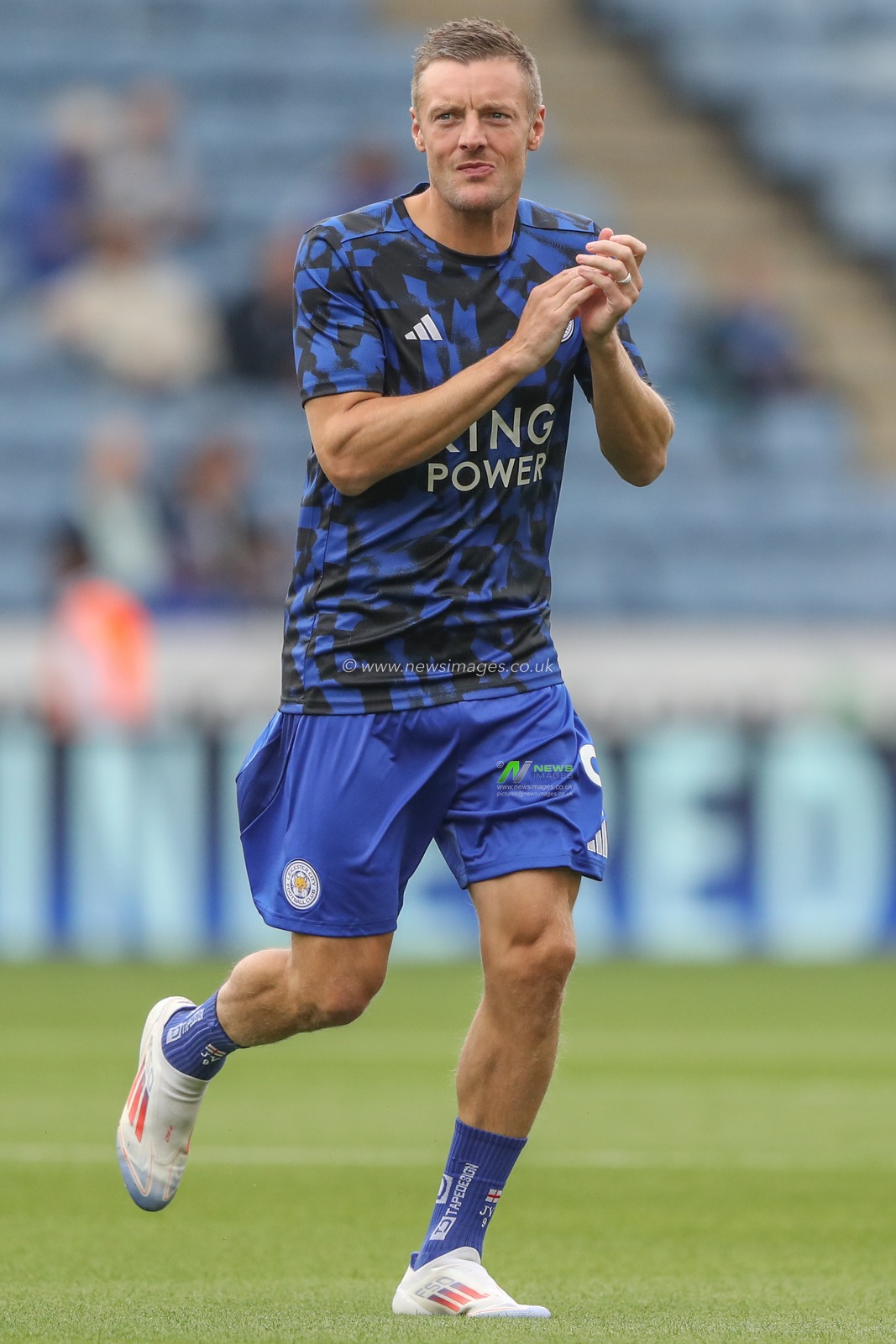 Jamie Vardy of Leicester City applauds the home fans in the pregame warmup session during the Premier League match Leicester City vs Aston Villa at King Power Stadium, Leicester, United Kingdom, 31st August 2024

(Photo by Alfie Cosgrove/News Images)