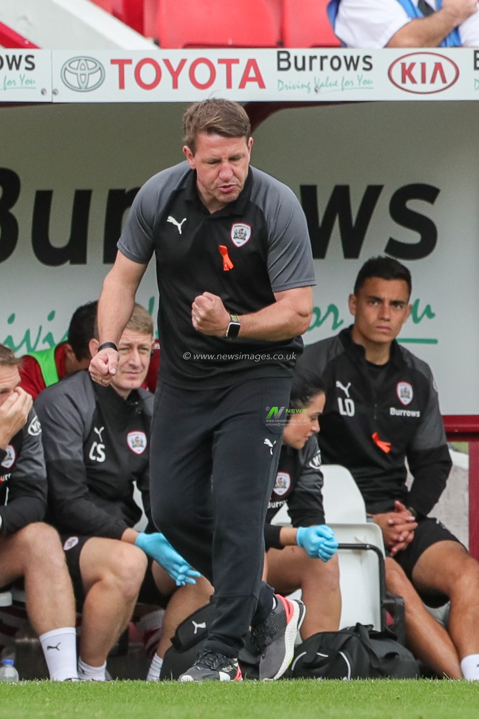 15th September 2019, Oakwell, Barnsley, England; Sky Bet Championship Football, Barnsley vs Leeds United ; Daniel Stendel manager of Barnsley FC reacts as Barnsley make a promising star 


Credit: Mark Cosgrove/News Images

English Football League images are subject to DataCo Licence