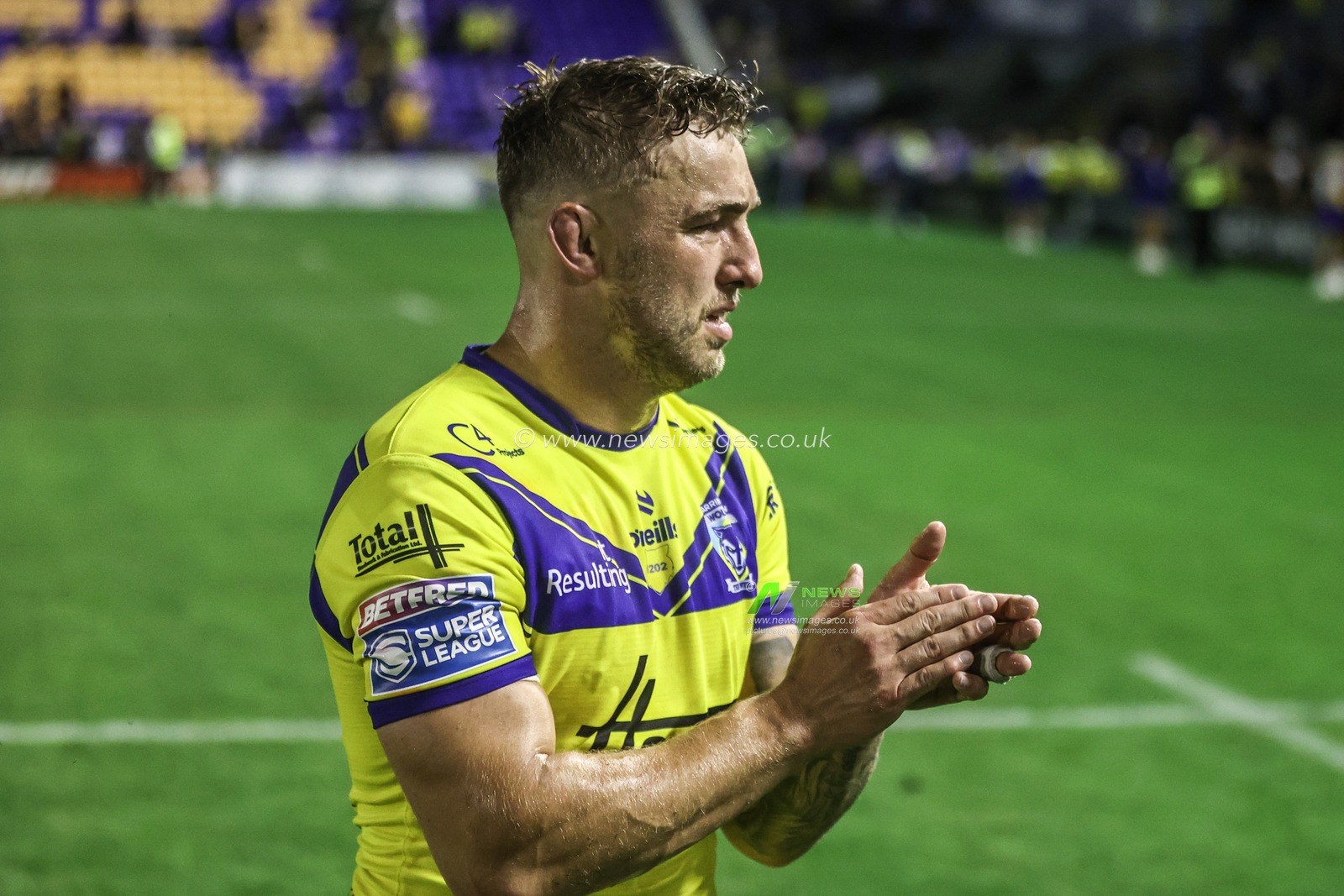 Sam Powell of Warrington Wolves applauds the fans after the game during the Betfred Super League Round 22 match Warrington Wolves vs Catalans Dragons at Halliwell Jones Stadium, Warrington, United Kingdom, 14th August 2025

(Photo by Alfie Cosgrove/News Images)