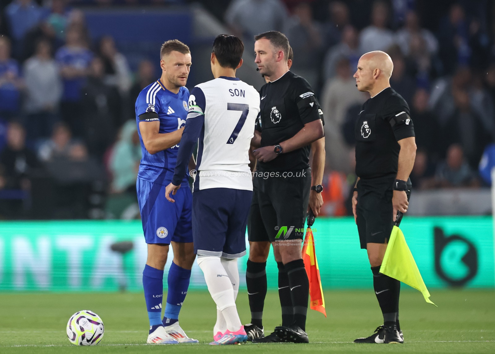 Jamie Vardy of Leicester City and Son Heung-min of Tottenham Hotspur shake hands after the coin toss ahead of the Premier League match Leicester City vs Tottenham Hotspur at King Power Stadium, Leicester, United Kingdom, 19th August 2024

(Photo by Mark Cosgrove/News Images)