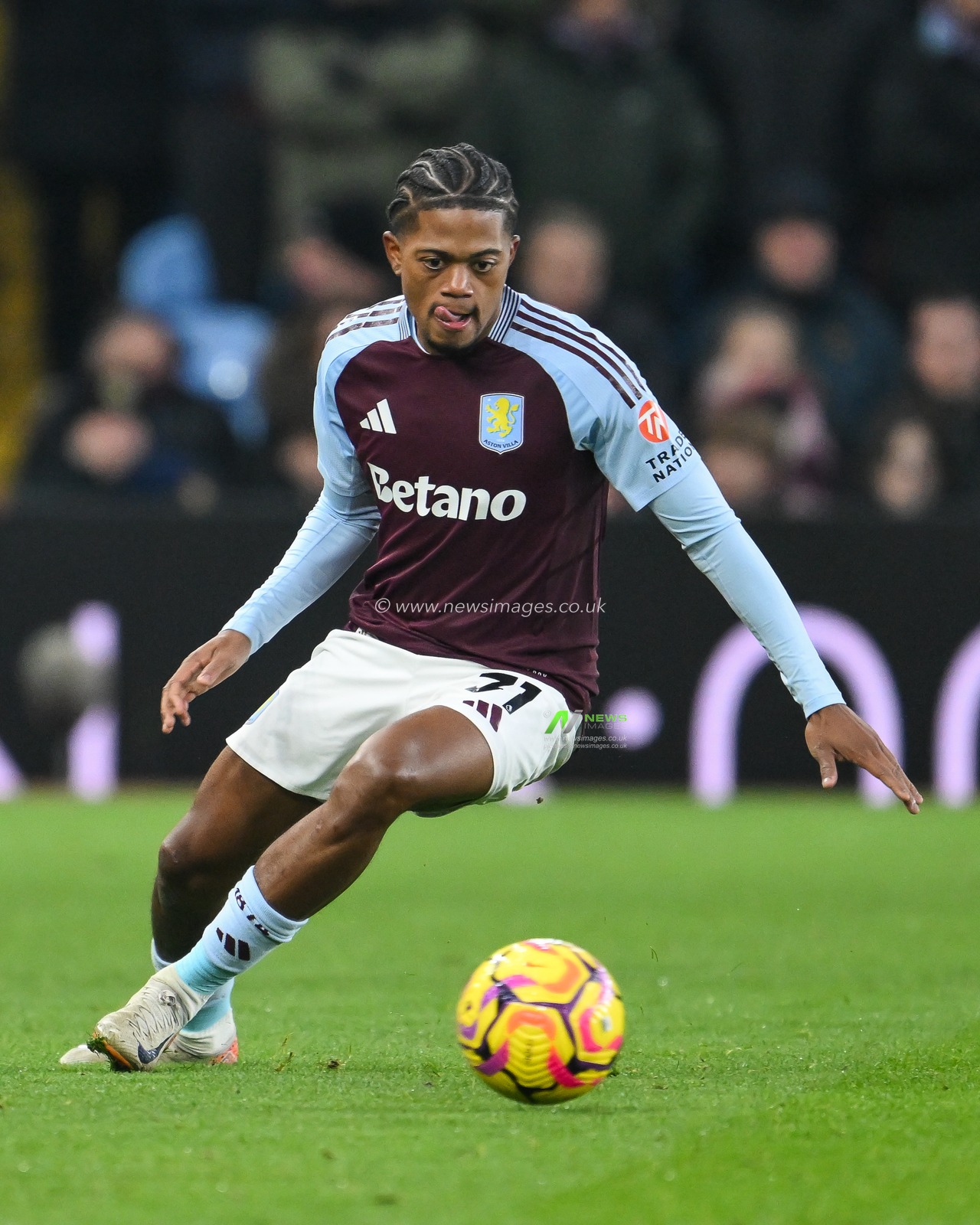 Leon Bailey of Aston Villa makes a break with the ball during the Premier League match Aston Villa vs Leicester City at Villa Park, Birmingham, United Kingdom, 4th January 2025

(Photo by Craig Thomas/News Images)