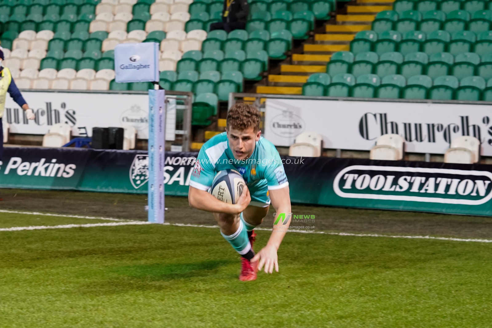 Billy Searle #10 of Worcester Warriors score their opening try for Worcester