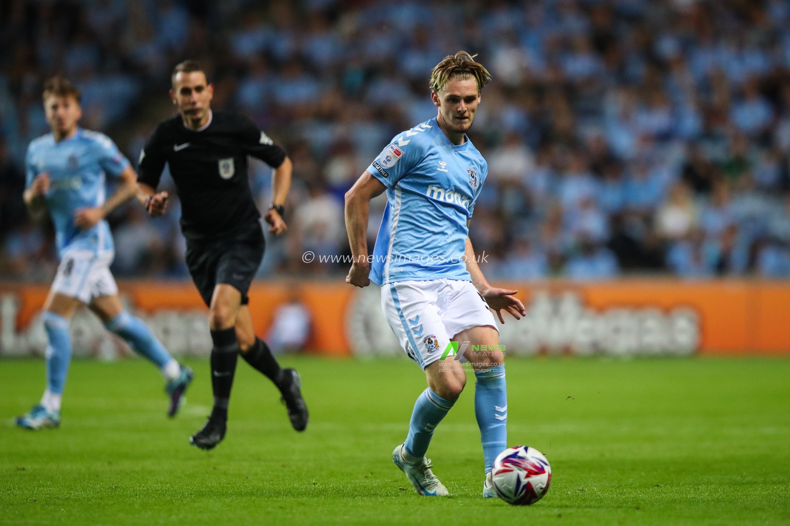 Jack Rudoni of Coventry City passes the ball during the Sky Bet Championship match Coventry City vs Oxford United at Coventry Building Society Arena, Coventry, United Kingdom, 16th August 2024

(Photo by Gareth Evans/News Images)