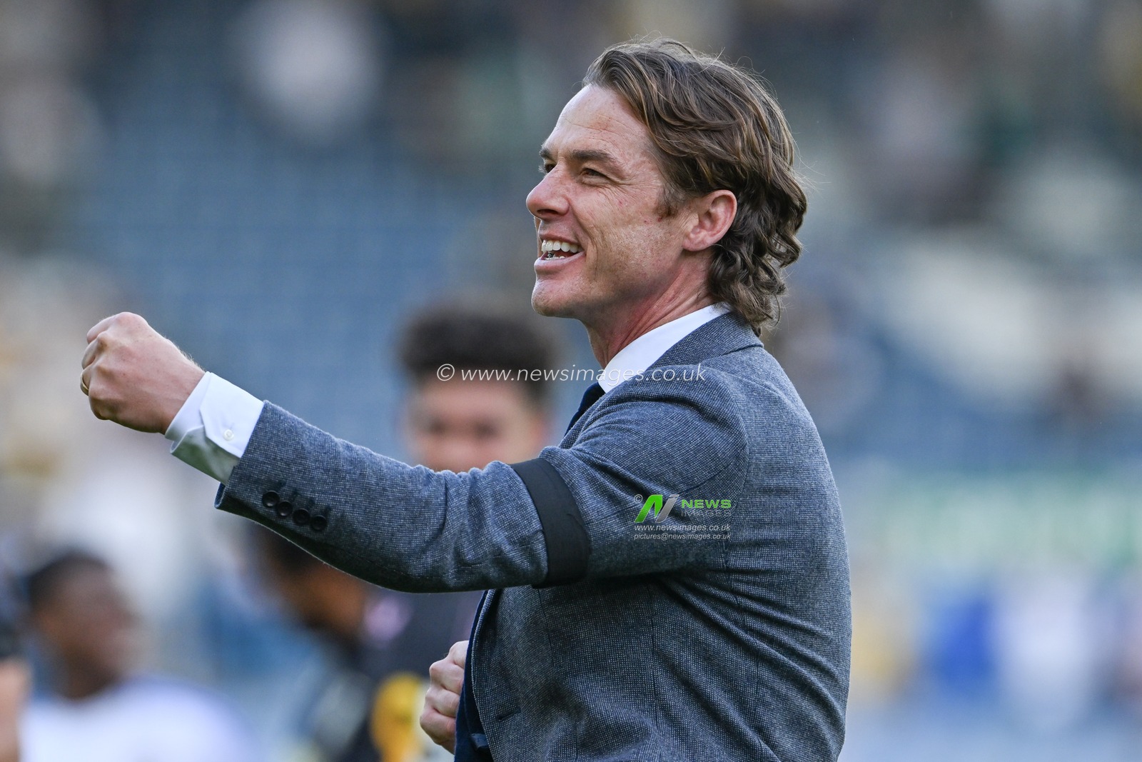 Scott Parker manager of Burnley celebrates the full time result during the Sky Bet Championship match Leeds United vs Burnley at Elland Road, Leeds, United Kingdom, 14th September 2024

(Photo by Cody Froggatt/News Images)