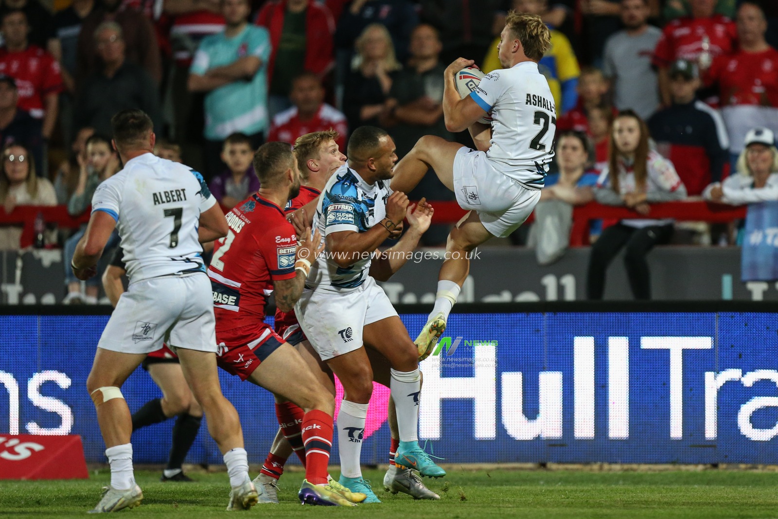 Olly Ashall-Bott #27 of Toulouse Olympique gets up high to collet