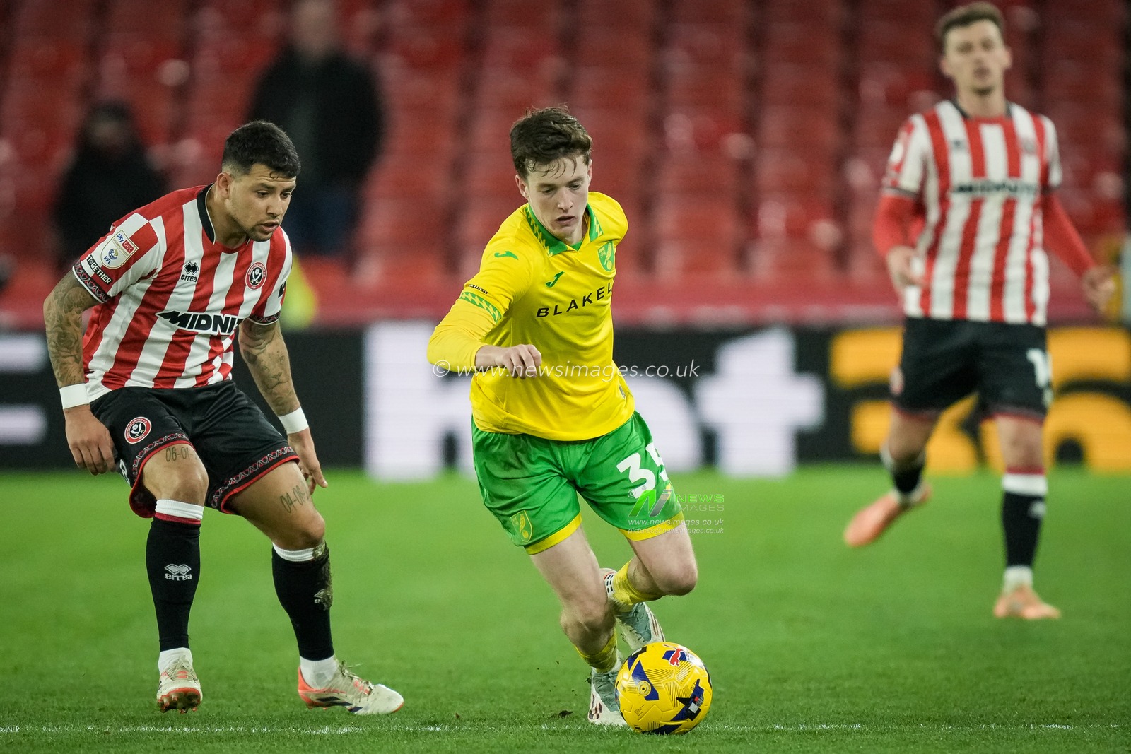 Kellen Fisher of Norwich City runs with the ball as Gustavo Hamer of Sheffield United chases during the Sky Bet Championship match Sheffield United vs Norwich City at Bramall Lane, Sheffield, United Kingdom, 9th December 2025

(Photo by Maynard Manyowa/News Images)

*** GER AUT SUI OUT ***