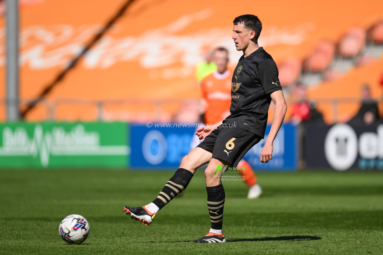 MaÃ«l de Gevigney of Barnsley in action during the Sky Bet League 1 match Blackpool vs Barnsley at Bloomfield Road, Blackpool, United Kingdom, 20th April 2024

(Photo by Craig Thomas/News Images)