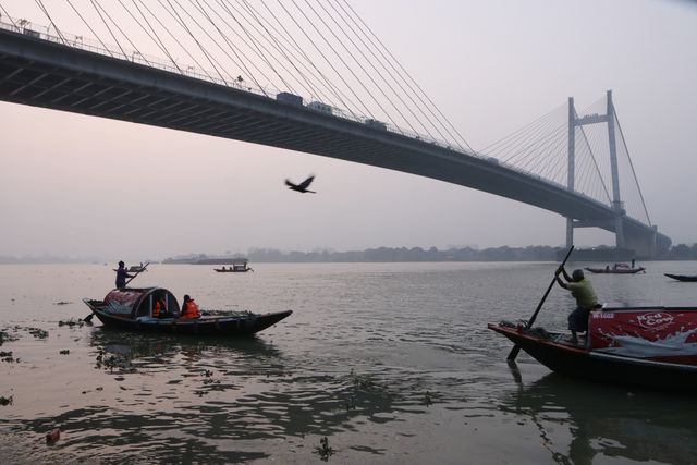 People take boat rides on  Ganga river and celebrate the 31st December  in Kolkata,India on December 31,2024. Pictures by Debajyoti Chakraborty.(Photo: Debajyoti Chakraborty/News Images)