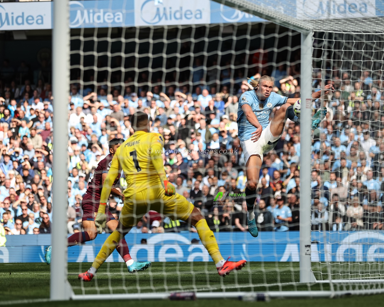 Erling Haaland of Manchester City shoots on goal during the Premier League match Manchester City vs Ipswich Town at Etihad Stadium, Manchester, United Kingdom, 24th August 2024

(Photo by Mark Cosgrove/News Images)