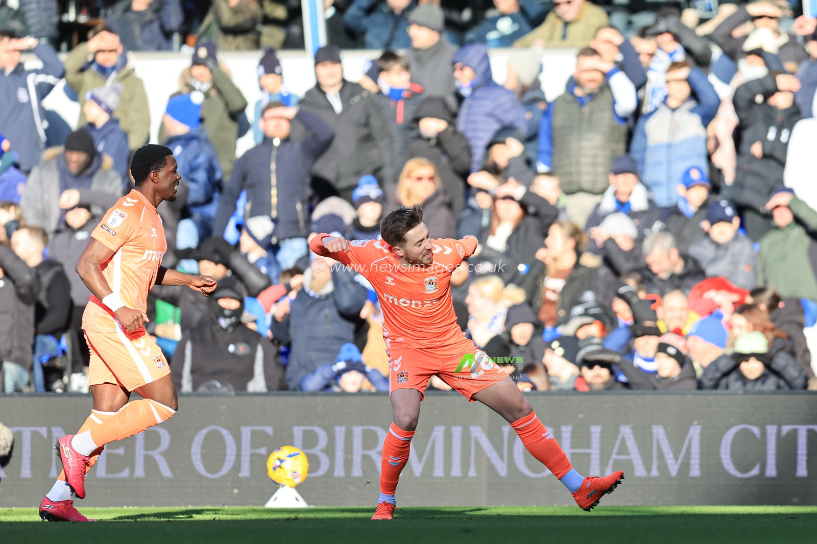 Josh Eccles of Coventry City scores to make it 1-1 during the Sky Bet Championship match Birmingham City vs Coventry City at St. Andrew's @ Knighthead Park, Birmingham, United Kingdom, 4th January 2026

(Photo by Euan Manning/News Images)

*** GER AUT SUI OUT ***