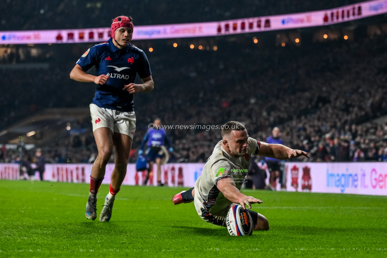 Ben Earl of England touches the ball down ahead of Louis Bielle-Biarrey of France during the 2025 Guinness 6 Nations match England vs France at Allianz Stadium,, Twickenham, United Kingdom, 8th February 2025

(Photo by Craig Thomas/News Images)