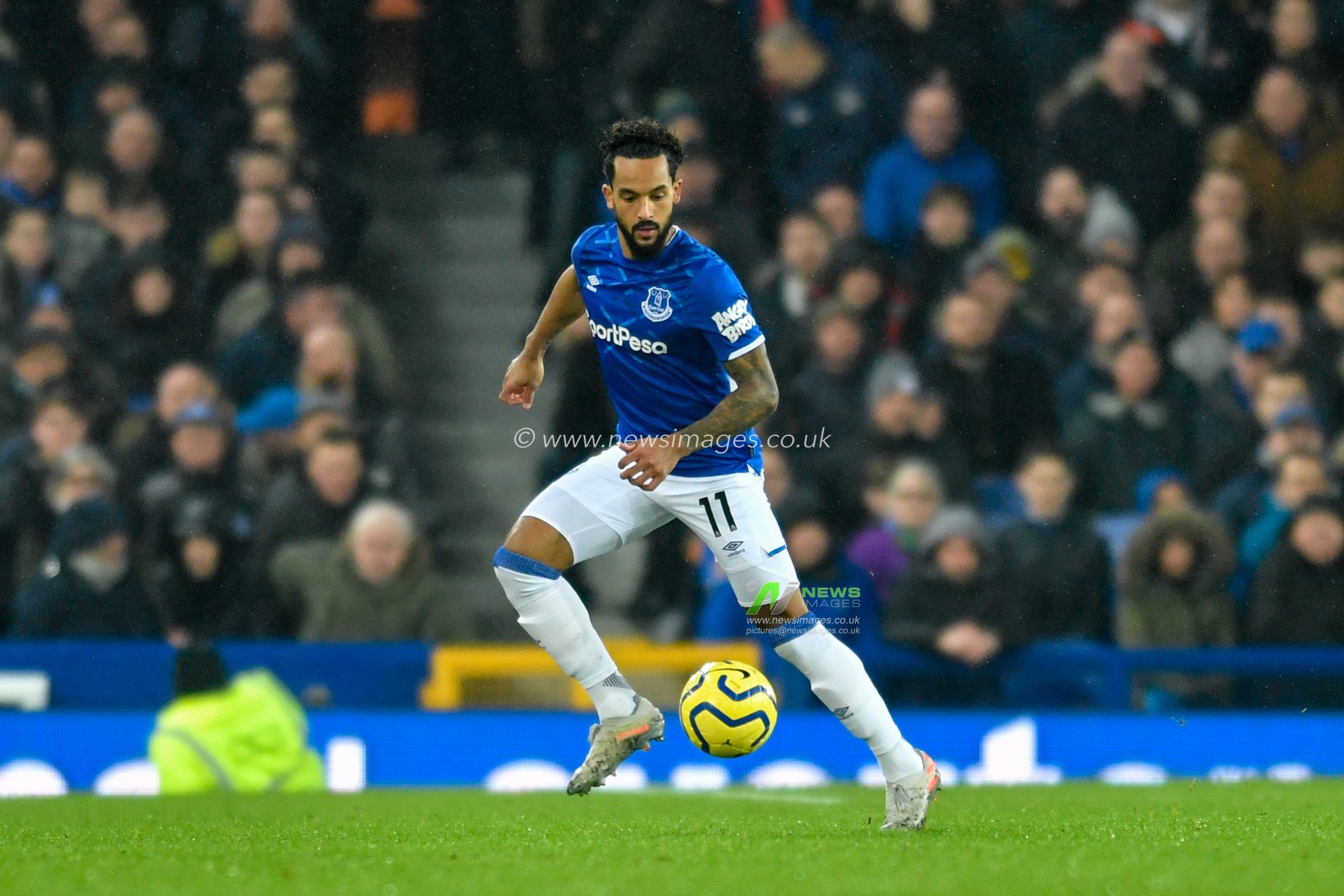 26th December 2019, Goodison Park, Liverpool, England; Premier League, Everton v Burnley : Theo Walcott (11) of Everton looks to control the ball

Credit: Simon Whitehead/News Images
