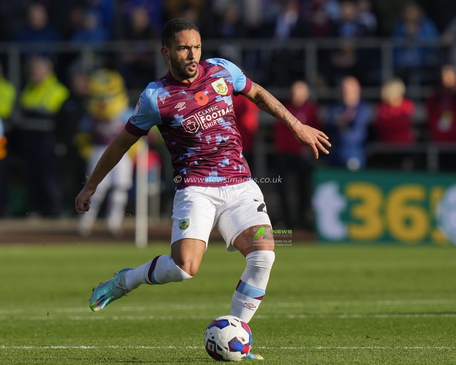 Vitinho #22 of Burnley during the Sky Bet Championship match Burnley vs Blackburn Rovers at Turf Moor, Burnley, United Kingdom, 13th November 2022

(Photo by Steve Flynn/News Images)