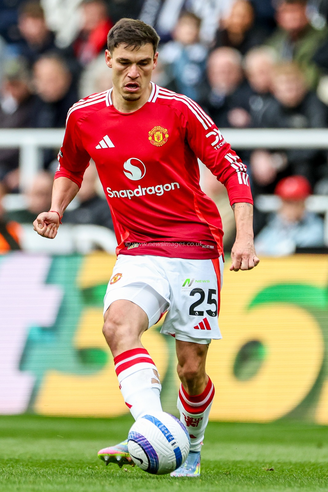 Manuel Ugarte of Manchester United passes the ball during the Premier League match Newcastle United vs Manchester United at St. James's Park, Newcastle, United Kingdom, 13th April 2025

(Photo by Mark Cosgrove/News Images)
