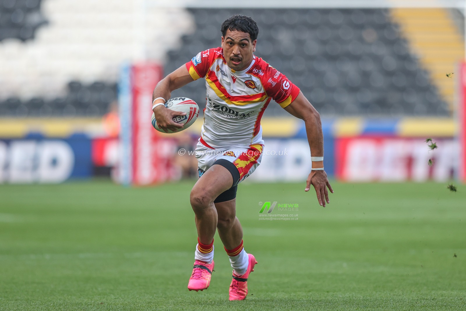 Reimis Smith of Catalan Dragons breaks with the ball during the Betfred Super League Round 27 match Hull FC vs Catalans Dragons at MKM Stadium, Hull, United Kingdom, 21st September 2024

(Photo by Alfie Cosgrove/News Images)