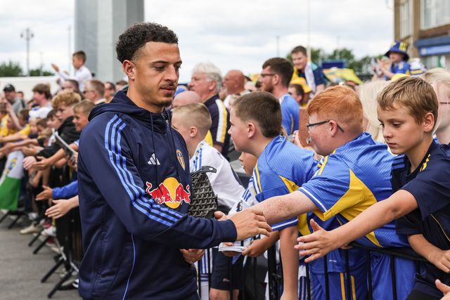 Ethan Ampadu of Leeds United is greeted by the Leeds fans during the Pre-season friendly match Leeds United vs Villarreal at Elland Road, Leeds, United Kingdom, 2nd August 2025

(Photo by Mark Cosgrove/News Images)