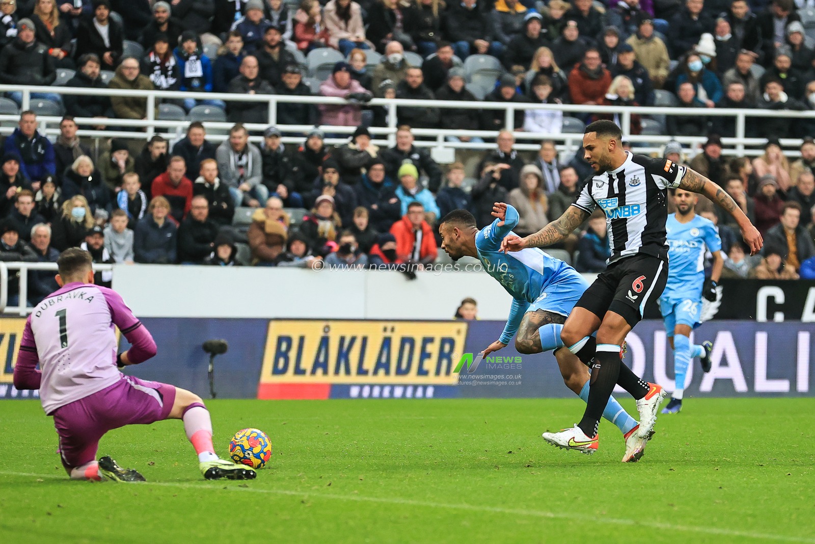 Jamaal Lascelles #6 of Newcastle United blocks off Gabriel Jesus #9 of Manchester City as the ball goes through to the keeper