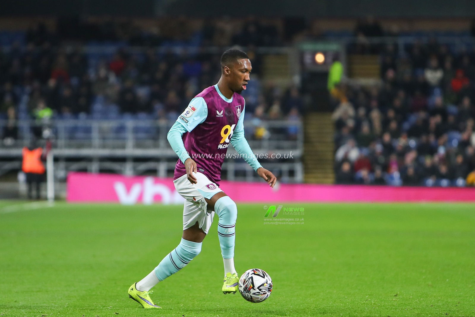 Jaidon Anthony of Burnley dribbling forward during the Sky Bet Championship match Burnley vs Hull City at Turf Moor, Burnley, United Kingdom, 12th February 2025

(Photo by Jorge Horsted/News Images)