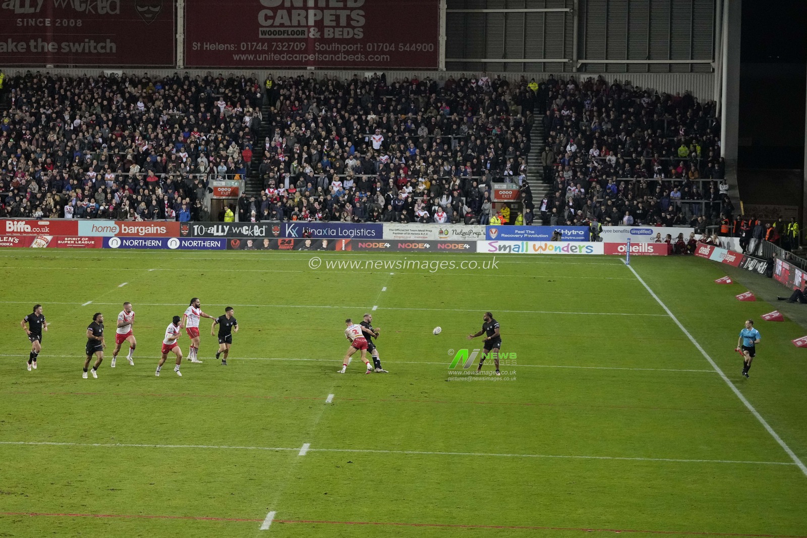 Hakim Miloudi of London Broncos passes to Iliess Macani of London Broncos as the Broncos make a break during the Betfred Super League Round 1 match St Helens vs London Broncos at Totally Wicked Stadium, St Helens, United Kingdom, 16th February 2024

(Photo by Steve Flynn/News Images)