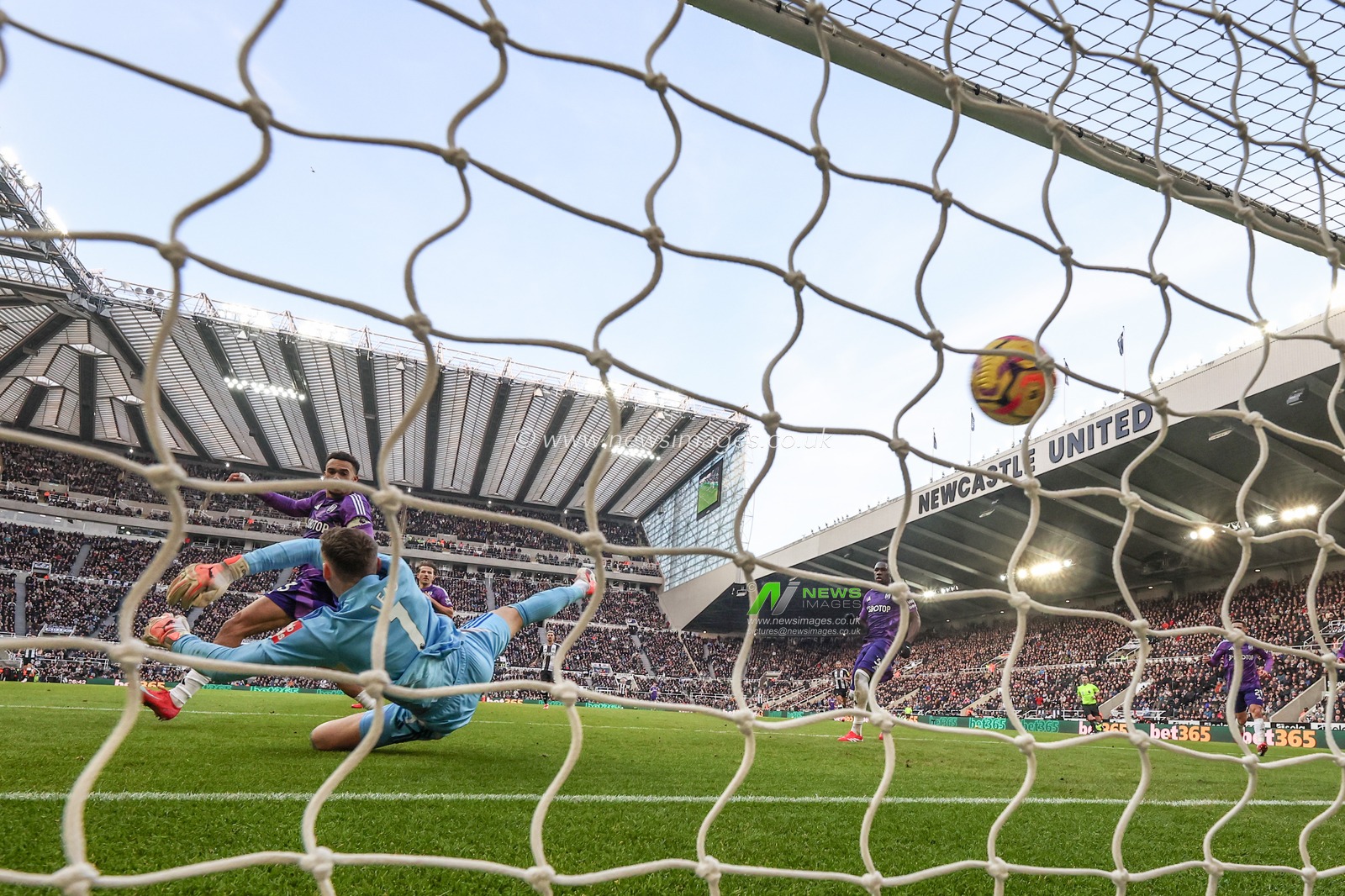 Jacob Murphy of Newcastle United scores pass Bernd Leno of Fulham to make it 1-0 during the Premier League match Newcastle United vs Fulham at St. James's Park, Newcastle, United Kingdom, 1st February 2025

(Photo by Mark Cosgrove/News Images)
