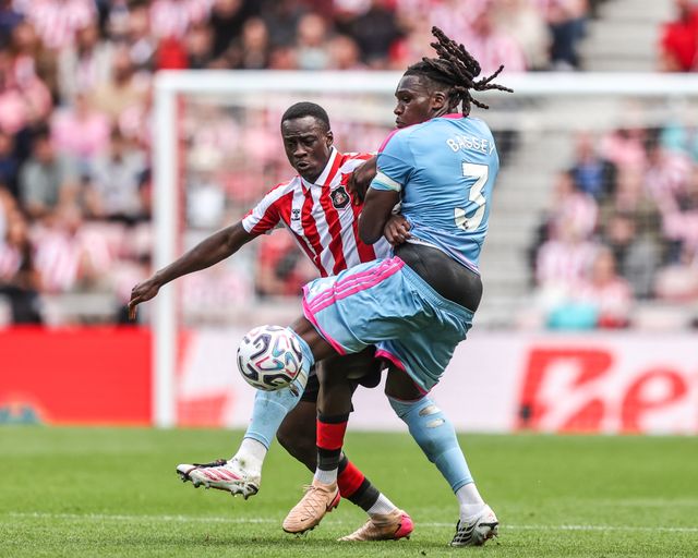 Noah Sadiki of Sunderland and Calvin Bassey of Fulham battle for the ball during the Premier League match Sunderland vs Fulham at Stadium Of Light, Sunderland, United Kingdom on 30 August 2026

(Photo by Alfie Cosgrove/News Images)