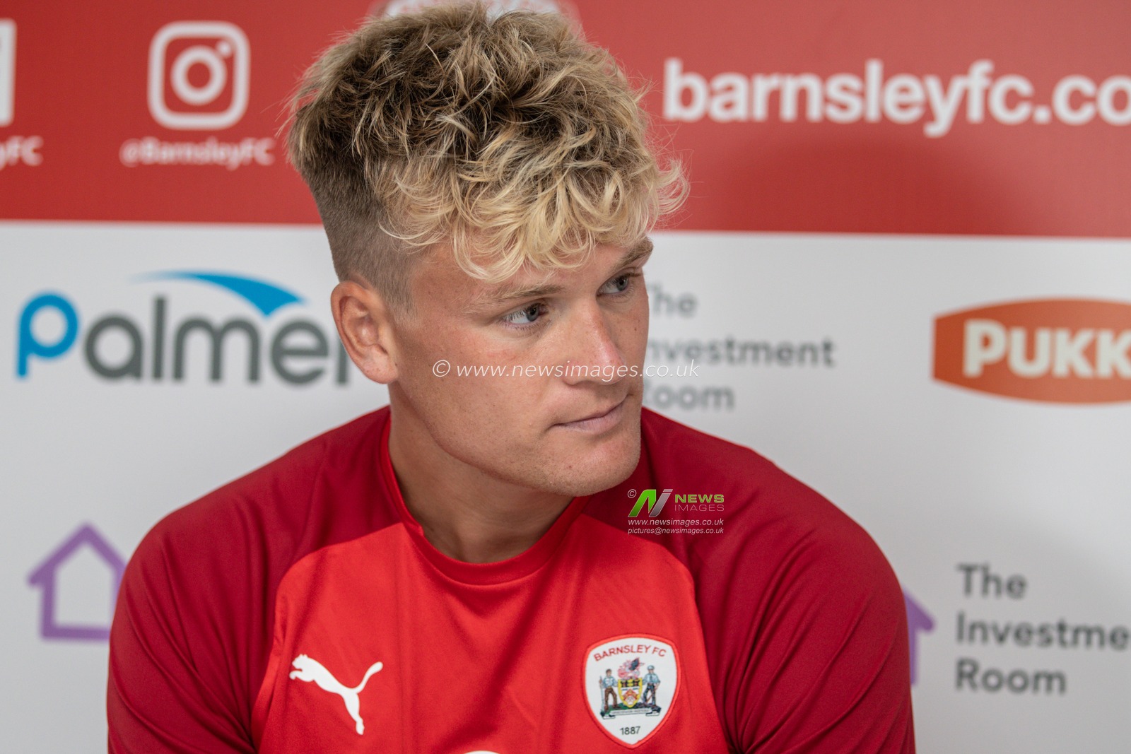 1st August 2019, Oakwell, Barnsley, England; Sky Sky Bet Championship , Barnsley start of season press launch ; Cameron McGeehan (08) of Barnsley talks to the press  as Barnsley prepare for a return to the Championship 


Credit: Mark Cosgrove/News Images

English Football League images are subject to DataCo Licence