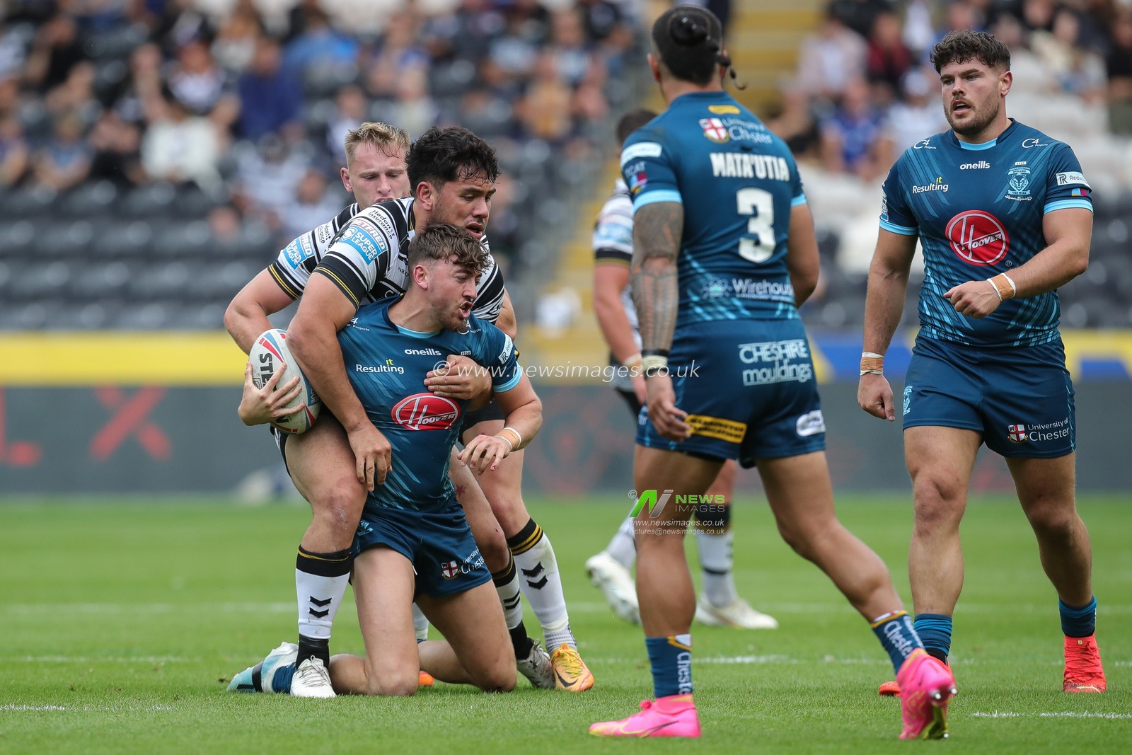 Andre Savelio #11 of Hull FC holds up Matty Ashton #5 of Warrington Wolves during the Betfred Super League Round 23 match Hull FC vs Warrington Wolves at MKM Stadium, Hull, United Kingdom, 26th August 2023

(Photo by James Heaton/News Images)