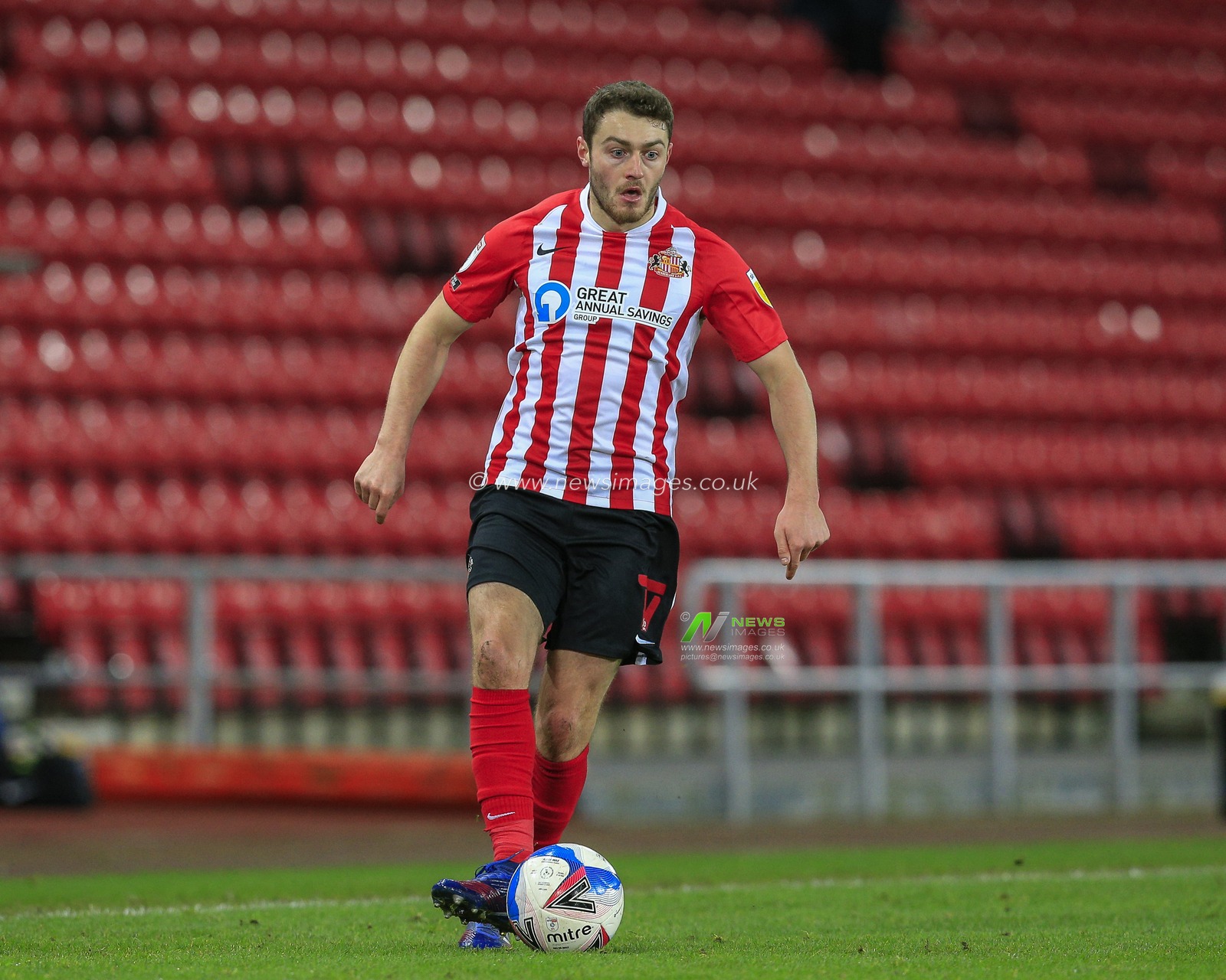 Elliot Embleton #17 of Sunderland in possession of the ball