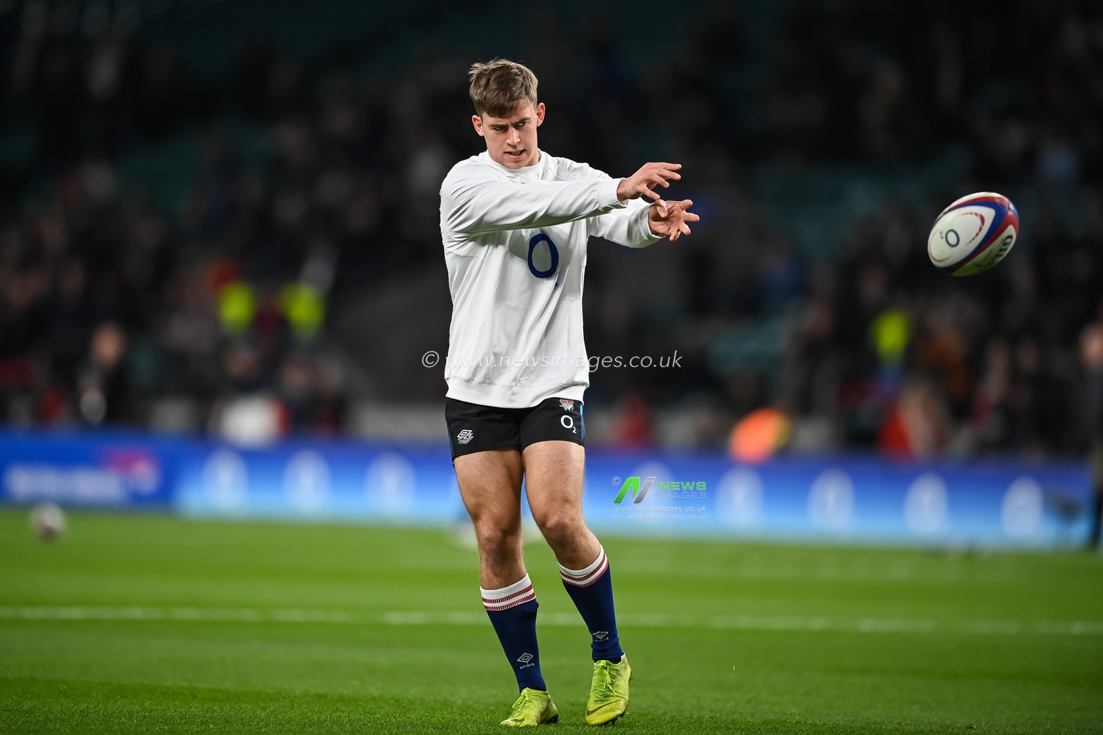 Guy Porter of England passes the ball during pre match warm up ahead of the Autumn internationals match England vs New Zealand at Twickenham Stadium, Twickenham, United Kingdom, 19th November 2022

(Photo by Craig Thomas/News Images)