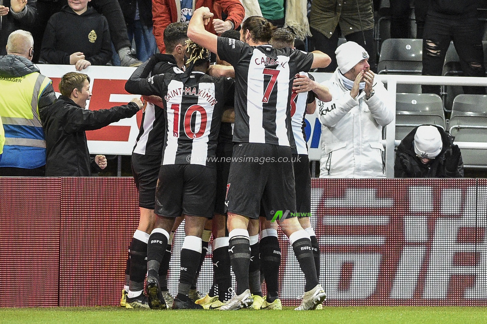 8th December 2019, St. James's Park, Newcastle, England; Premier League, Newcastle United v Southampton : Federico FernÃ¡ndez (18) of Newcastle United celebrates his goal with his team mates after scoring to make it 2-1

Credit: Iam Burn/News Images