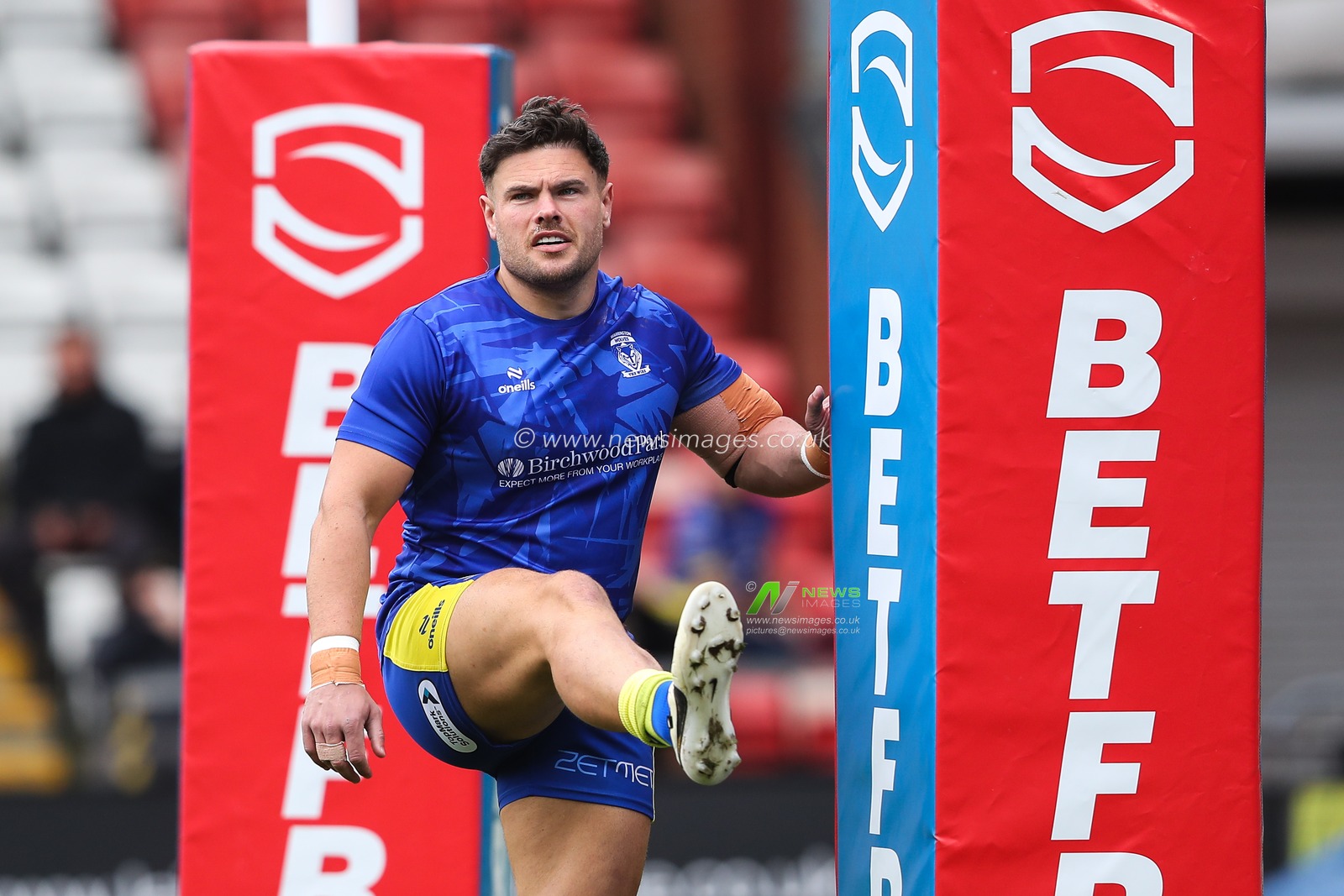 Jordy Crowther of Warrington Wolves during the pre-game warm up ahead of the Betfred Super League Round 8 match Leigh Leopards vs Warrington Wolves at Leigh Sports Village, Leigh, United Kingdom, 19th April 2025

(Photo by Gareth Evans/News Images)