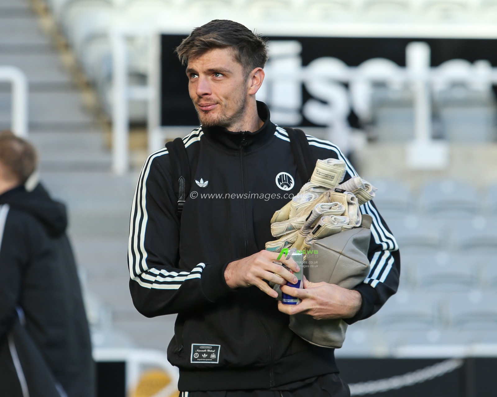 Newcastle United goalkeeper Nick Pope arrives ahead of the Premier League match Newcastle United vs Fulham at St. James's Park, Newcastle, United Kingdom, 25th October 2025

(Photo by Richard Bierton/News Images)