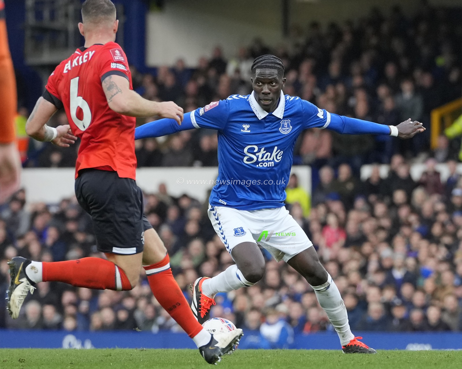 Amadou Onana of Everton cuts back inside Ross Barkley of Luton Town during the Emirates FA Cup Fourth Round match Everton vs Luton Town at Goodison Park, Liverpool, United Kingdom, 27th January 2024

(Photo by Steve Flynn/News Images)