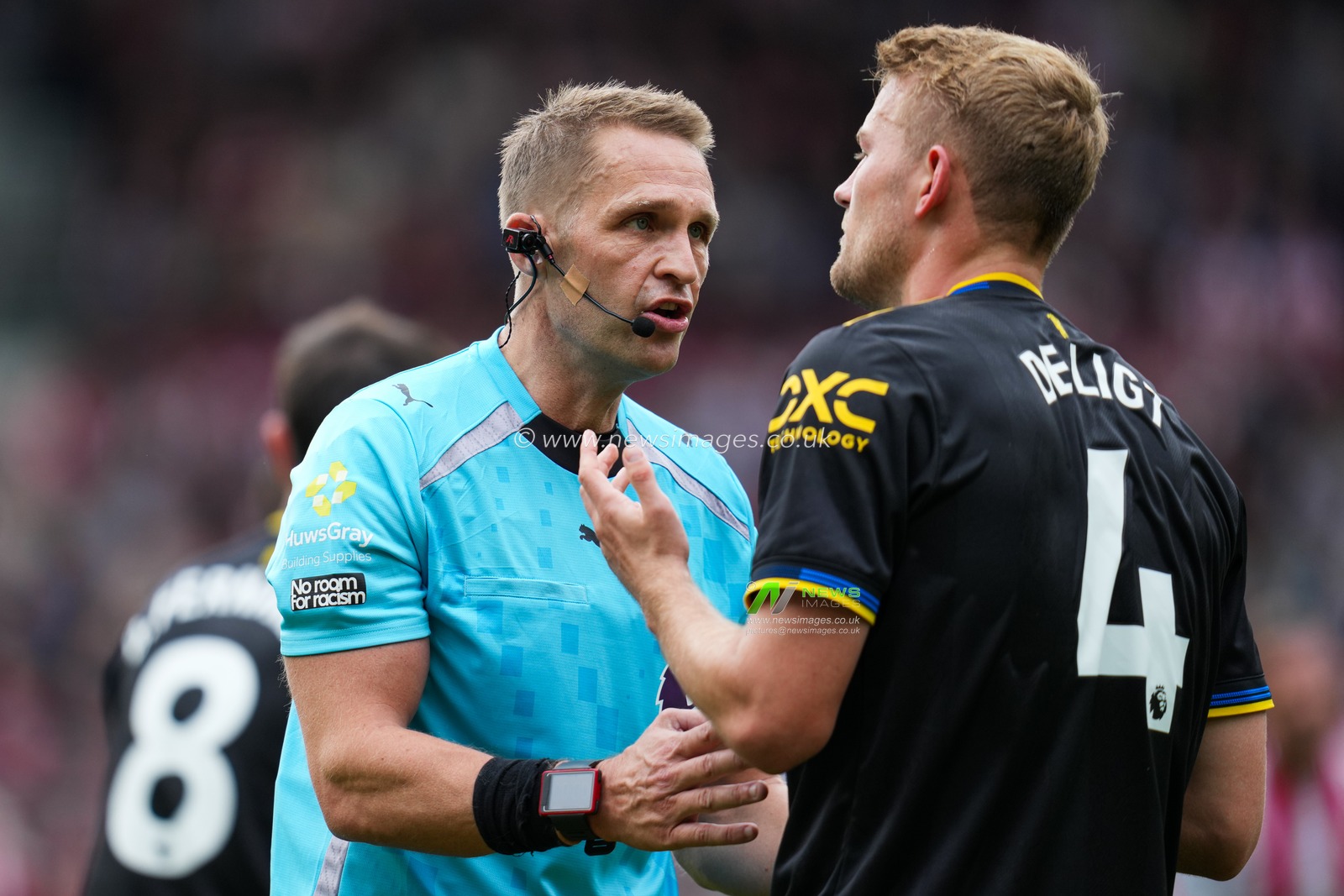 Referee Craig Pawson and Matthijs De Ligt of Manchester United during the Premier League match Brentford vs Manchester United at The Gtech Community Stadium, London, United Kingdom, 27th September 2025

(Photo by Harvey Murphy/News Images)
