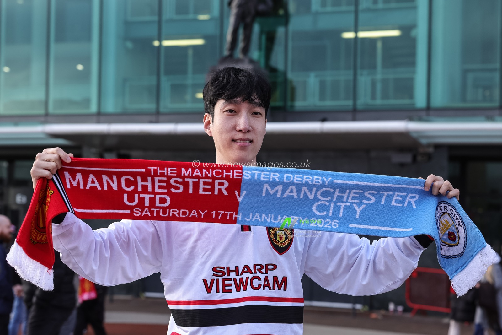 A Manchester United fan holds up a Manchester United v Manchester City scarf during the Premier League match Manchester United vs Manchester City at Old Trafford, Manchester, United Kingdom, 17th January 2026

(Photo by Mark Cosgrove/News Images)
