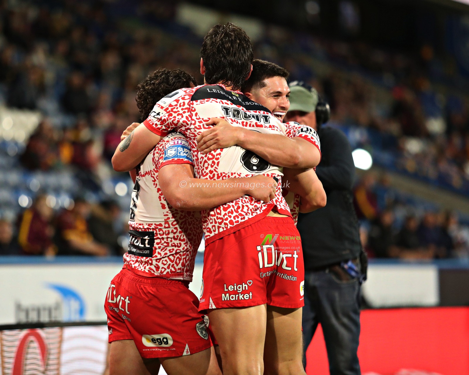 Lachlan Lam of Leigh Leopards celebrates his try with Owen Trout and Ben McNamara of Leigh Leopards during the Betfred Super League Round 13 match Huddersfield Giants vs Leigh Leopards at John Smith's Stadium, Huddersfield, United Kingdom, 29th May 2025

(Photo by Sam Eaden/News Images)