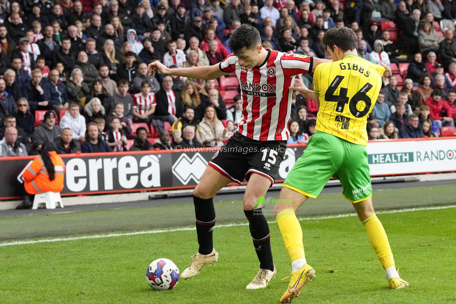 Anel AhmedhodÅ¾i? #15 of Sheffield United holds off Liam Gibbs #46 of Norwich City during the Sky Bet Championship match Sheffield United vs Norwich City at Bramall Lane, Sheffield, United Kingdom, 22nd October 2022

(Photo by Steve Flynn/News Images)
