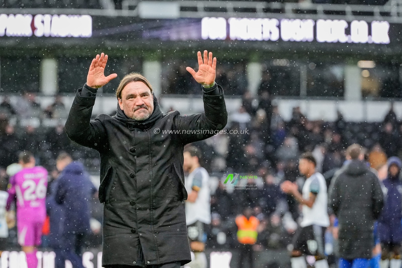 Leeds United manager Daniel Farke applauds the fans after the final whistle during the Emirates FA Cup Third Round match Derby County vs Leeds United at Pride Park Stadium, Derby, United Kingdom, 11th January 2026

(Photo by Maynard Manyowa/News Images)