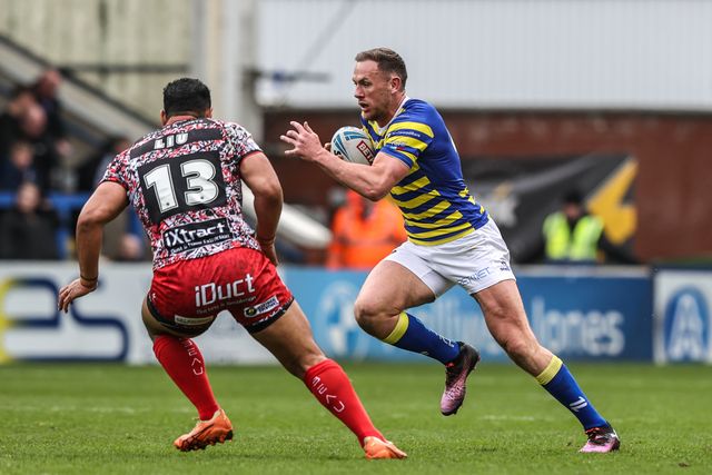 Ben Currie of Warrington Wolves breaks with the ball tracked closely by Isaac Liu of Leigh Leopards during the Betfred Super League round 7 match Warrington Wolves vs Leigh Leopards at The Halliwell Jones Stadium, Warrington, United Kingdom on 04 April 2026

(Photo by Alfie Cosgrove/News Images)