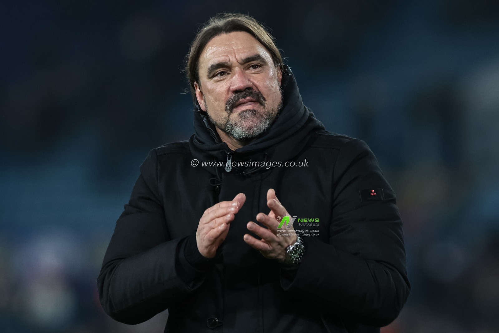 Daniel Farke manager of Leeds United applauds the fans after the final whistle during the Premier League match Leeds United vs Crystal Palace at Elland Road, Leeds, United Kingdom, 20th December 2025

(Photo by Mark Cosgrove/News Images)

*** GER AUT SUI OUT ***