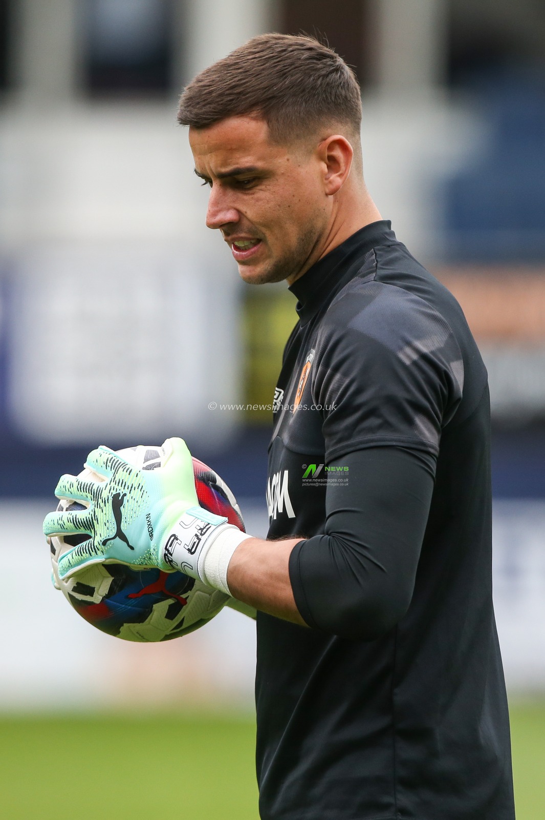 Karl Darlow #12 of Hull City warming up during the Sky Bet Championship match Luton Town vs Hull City at Kenilworth Road, Luton, United Kingdom, 8th May 2023

(Photo by Arron Gent/News Images)
