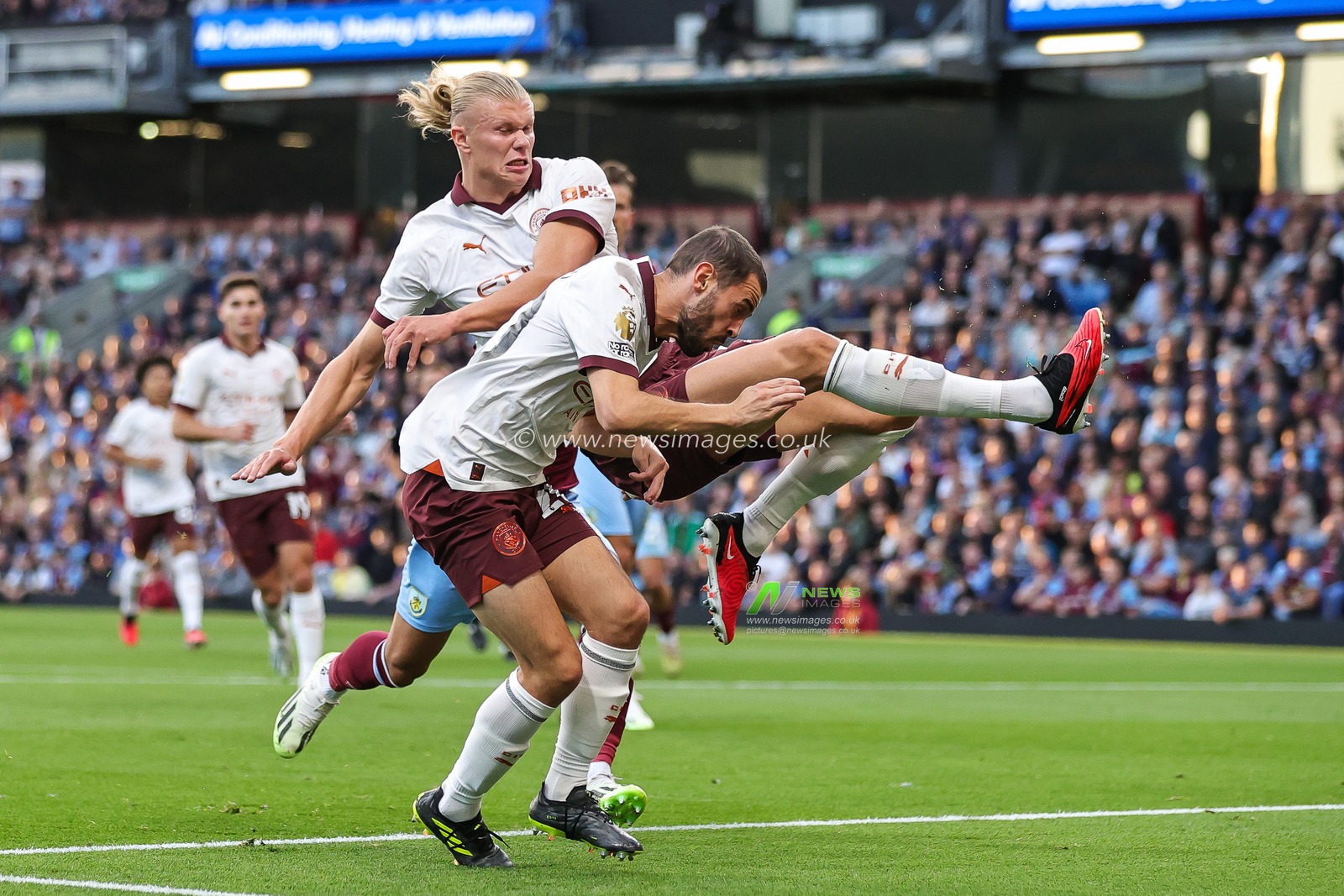 Erling Haaland of Manchester City shoots wide during the Premier League match Burnley vs Manchester City at Turf Moor, Burnley, United Kingdom, 11th August 2023

(Photo by Mark Cosgrove/News Images)