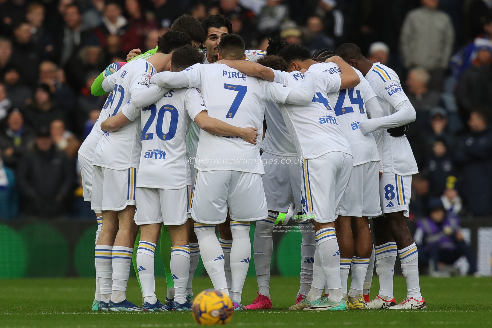 The Leeds United squad huddle together ahead of the Sky Bet Championship match Leeds United vs Ipswich Town at Elland Road, Leeds, United Kingdom, 23rd December 2023

(Photo by James Heaton/News Images)